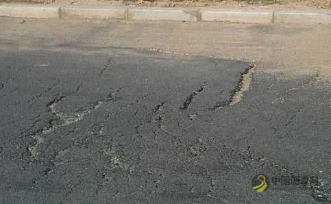 沥青路面裂缝的主要形式，原因分析及预防措施！ 沥青网，sinoasphalt.com