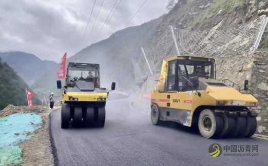 “炮弹坑”变沥青路，畅通山货出山路 沥青网，sinoasphalt.com