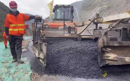 “炮弹坑”变沥青路，畅通山货出山路 沥青网，sinoasphalt.com