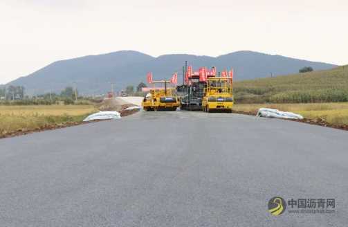 中国中铁蒲烟项目第07工区辅道路面层沥青下面层施工持续向前推进 沥青网，sinoasphalt.com