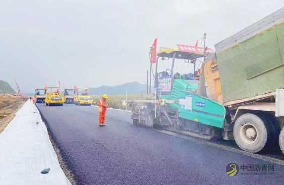 中国中铁蒲烟项目第07工区辅道路面层沥青下面层施工持续向前推进 沥青网，sinoasphalt.com