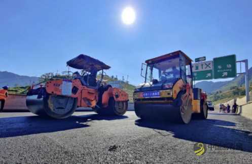 昭泸高速中场河特大桥沥青顺利摊铺 沥青网，sinoasphalt.com