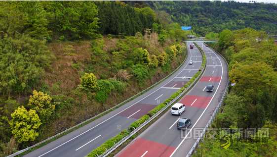 重庆高速公路集团在多处路段完成示范应用新型高速公路中央分隔带 沥青网,sinoasphalt.com