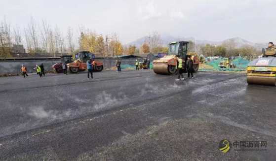双龙路改造项目（擂鼓石大街至北街路段）顺利完成沥青摊铺工作 沥青网，sinoasphalt.com