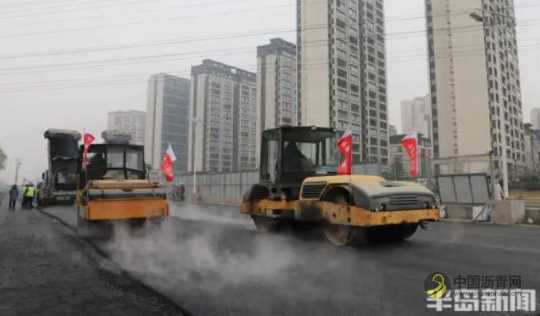 靖城路拓宽改造工程进行大面积沥青摊铺，12月底西半幅全线通车！ 沥青网，sinoasphalt.com
