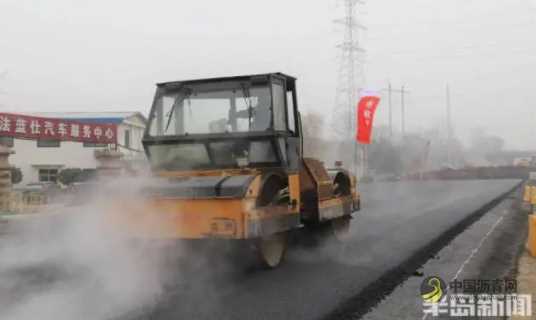 靖城路拓宽改造工程进行大面积沥青摊铺，12月底西半幅全线通车！ 沥青网，sinoasphalt.com