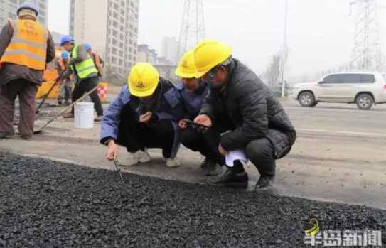 靖城路拓宽改造工程进行大面积沥青摊铺，12月底西半幅全线通车！ 沥青网，sinoasphalt.com