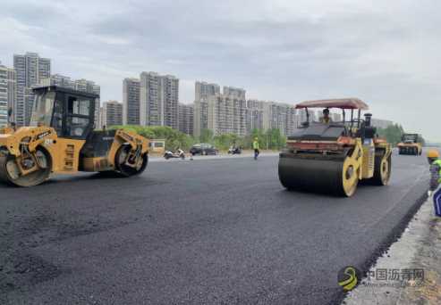 中铁隧道局二处安庆市沿江东路改建工程项目开始沥青铺设施工 沥青网,sinoasphalt.com