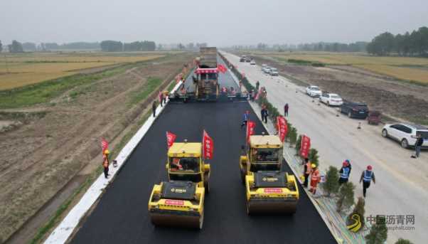 河南省上罗高速首段路面沥青试验段顺利铺筑 沥青网，sinoasphalt.com