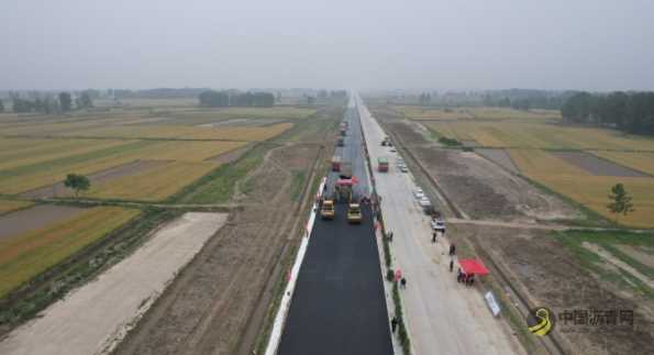 河南省上罗高速首段路面沥青试验段顺利铺筑 沥青网，sinoasphalt.com