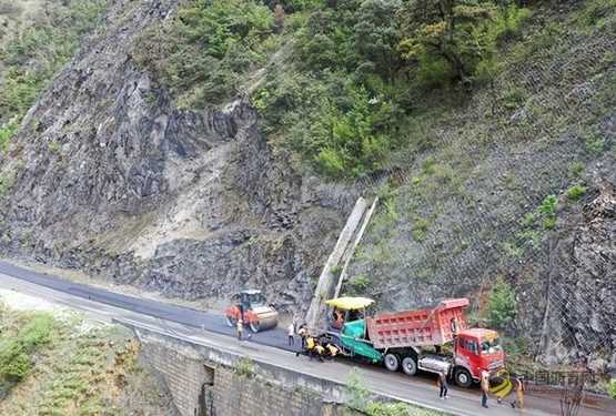 云南迪庆公路局抢抓有利天气全力推进沥青路面预防性养护工作 沥青网，sinoasphalt.com