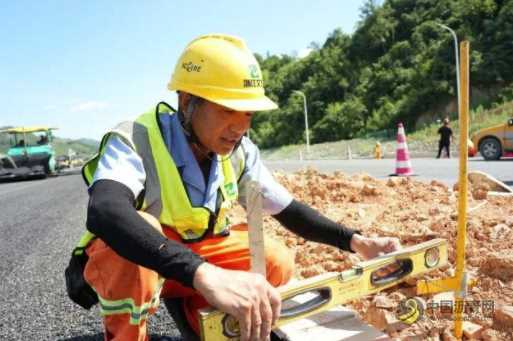 沥青路面154℃高温！3000多名建设者奋战浙皖省际高速通联 沥青网，sinoasphalt.com