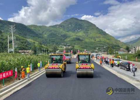 德会高速首段沥青路面无人摊铺试验段顺利铺筑！ 沥青网，sinoasphalt.com