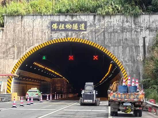 惠州沥青混凝土搅拌站–惠盐高速超薄磨耗层沥青混凝土摊铺施工 沥青网，sinoasphalt.com