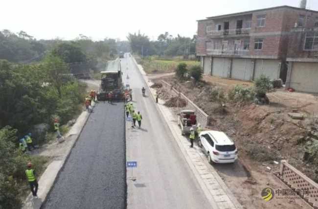 桂平至兴业这段公路铺设沥青了！ 沥青网，sinoasphalt.com