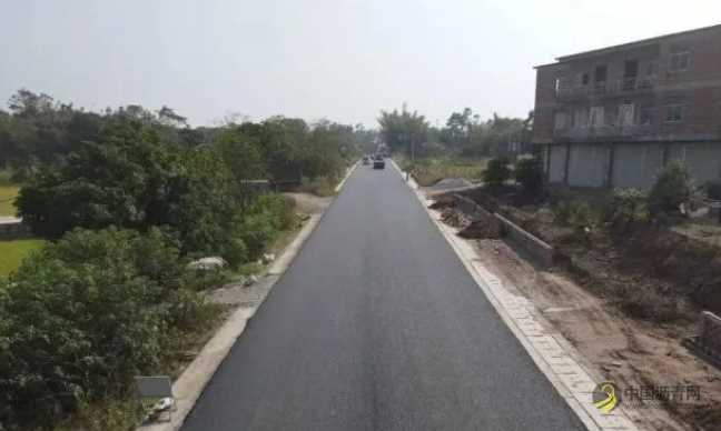 桂平至兴业这段公路铺设沥青了！ 沥青网，sinoasphalt.com