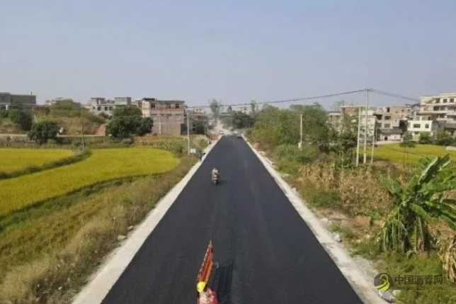 桂平至兴业这段公路铺设沥青了！ 沥青网，sinoasphalt.com
