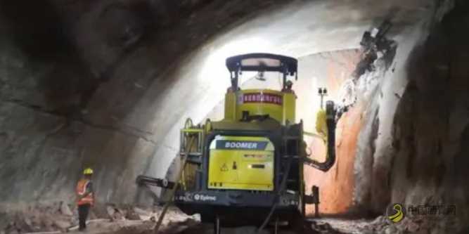 全国最大断面公路隧道贯通 沥青网，sinoasphalt.com