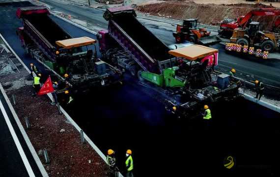大连湾海底隧道光明路延伸工程沥青摊铺完成 沥青网,sinoasphalt.com