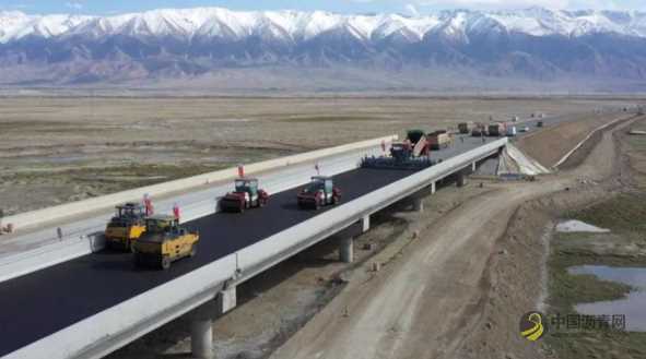 G575大河镇至巴里坤县城道路预计5月底完成右幅沥青摊铺 沥青网,sinoasphalt.com