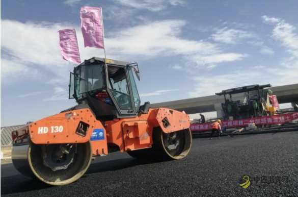 乌鲁木齐绕城高速西线工程路面施工全面展开 沥青网，sinoasphalt.com