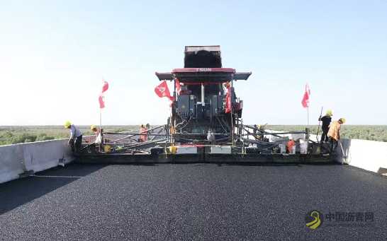 图昆公路(第三师段)第二合同段沥青路面顺利摊铺 沥青网,sinoasphalt.com