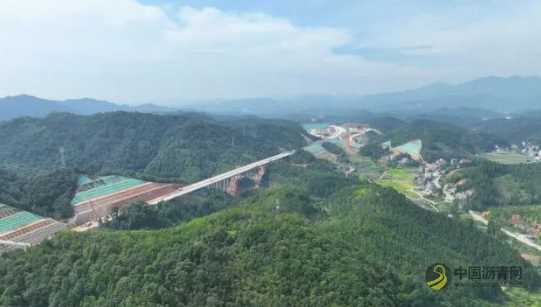 龙寻高速进入沥青路面摊铺阶段 沥青网,sinoasphalt.com
