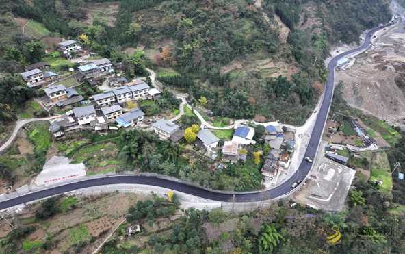 通车在即！乐山市金口河区和共路开始铺设沥青 沥青网，sinoasphalt.com