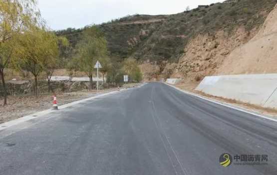 甘肃路桥G566线阎静项目沥青上面层顺利贯通 沥青网，sinoasphalt.com