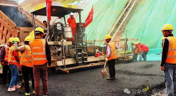 新新高速第一标段沥青下面层试验段顺利摊铺 沥青网，sinoasphalt.com