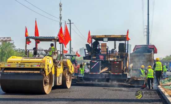 武汉高新六路综合改造工程首段主路沥青摊铺完成 沥青网，sinoasphalt.com