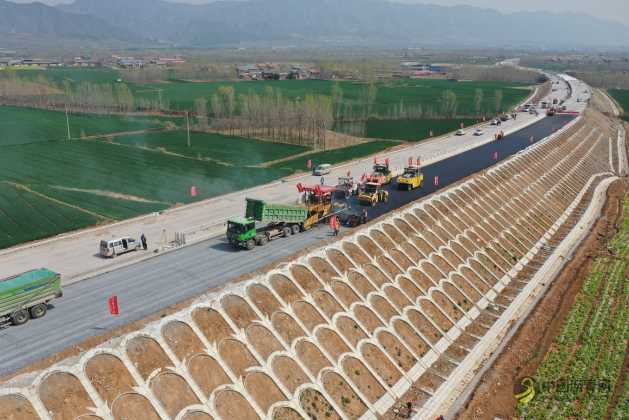 沿太行山高速公路西延YXTJ-2标段沥青下面层试验段顺利铺筑 沥青网，sinoasphalt.com