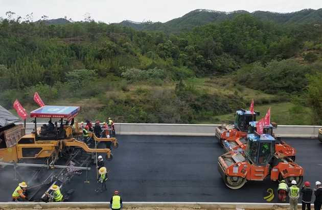 中铁十局承建阳信高速公路项目在全线率先完成沥青上面层试验段摊铺 沥青网，sinoasphalt.com