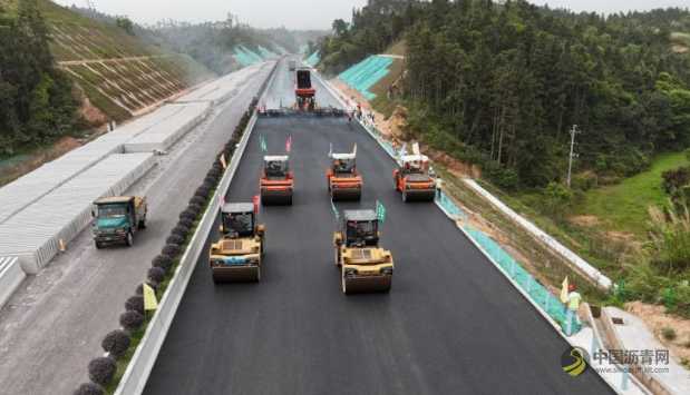 阳信路面1标二分部沥青上面层试验段顺利摊铺 沥青网，sinoasphalt.com
