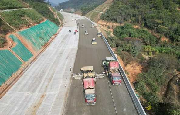 中铁十局阳信高速路面3标全线首家完成主线水稳层施工 沥青网，sinoasphalt.com