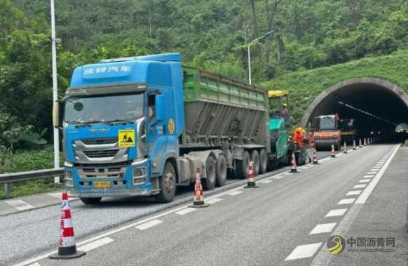 黔通公司广西项目部引入智能沥青运输车解决路面施工温控难题 沥青网，sinoasphalt.com