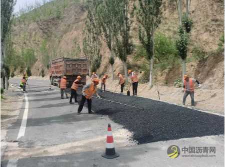 陕西绥德公路段开展路面修复工作改善道路通行环境 沥青网,sinoasphalt.com