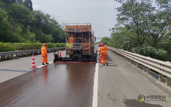 科技赋能道路养护！江綦高速超粘磨耗层工艺打造智慧交通新样板 沥青网，sinoasphalt.com