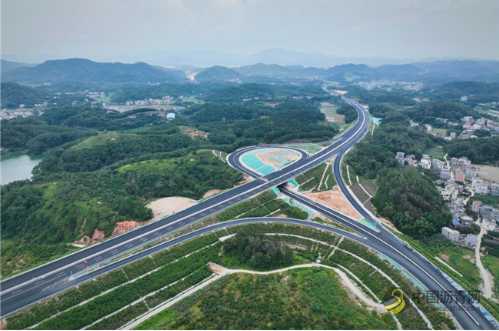 全线首家!中铁十局阳信高速路面3标沥青面层顺利贯通 沥青网,sinoasphalt.com