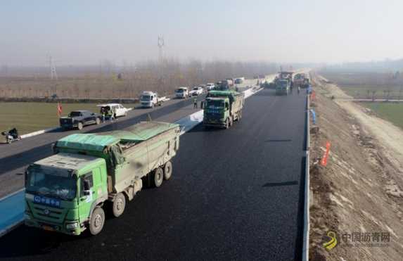 中铁十局承建的徐民高速三标段顺利完成全线首段下面层试验段铺设 沥青网,sinoasphalt.com