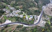 通车在即！乐山市金口河区和共路开始铺设沥青