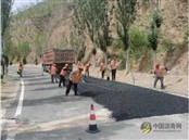 陕西绥德公路段开展路面修复工作改善道路通行环境